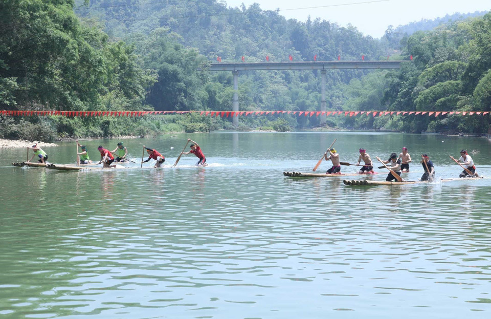 Các đội đua bè tại Lễ hội Phài Lừa.(Ảnh: Anh Tuấn/TTXVN)