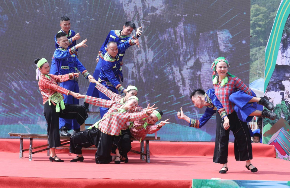 Tên của Lễ hội được giải thích: "Phài" nghĩa là "chèo," "Lừa" nghĩa là "bè" - "Phài lừa" nghĩa là "Chèo bè." Trong ảnh: Các tiết mục văn nghệ đặc biệt tại Lễ hội Phài Lừa xã Hồng Phong. (Ảnh: Anh Tuấn/TTXVN)