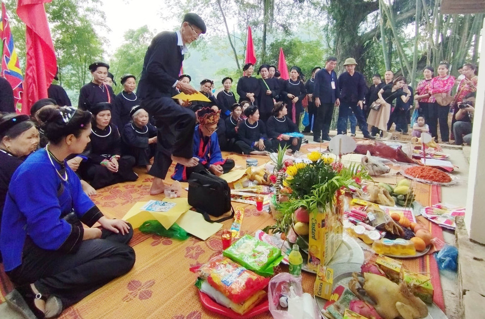 Lễ hội gồm 2 phần: Lễ và Hội. Phần lễ, thầy mo sẽ đại diện cho ba dòng họ cai quản Đình là dòng họ Vi, Đỗ, Nông, bà con nhân dân quanh vùng làm lễ cúng Đình Ông, Đình Bà và thần Rắn, cầu mong mùa màng bội thu, mưa thuận gió hòa, sông nước nhiều tôm cá, cuộc sống ấm no...Trong ảnh: Các bô lão và nhân dân 9 thôn dọc bờ sông trong xã mang lễ vật, tập trung tại đình Ông, đình Bà để làm lễ. (Ảnh: Anh Tuấn/TTXVN)