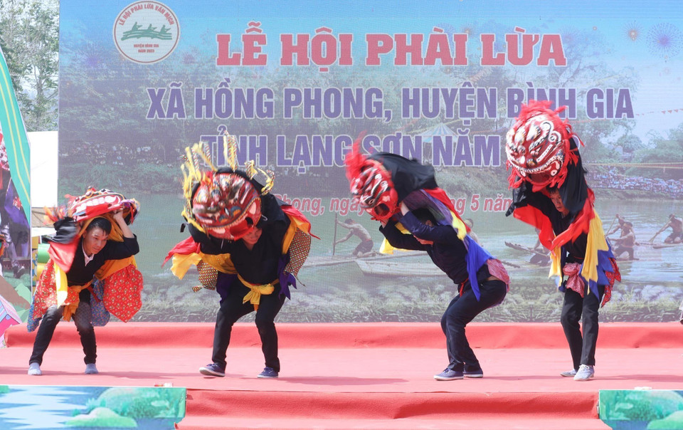 Lễ hội Phài Lừa (Lễ hội Chèo Bè) là lễ hội truyền thống của người Tày, Nùng xã Hồng Phong và các xã lân cận, được tổ chức ba năm một lần vào ngày 4/4 âm lịch năm nhuận. Năm nay, Lễ hội được tổ chức trong 2 ngày 22 và 23/5 (mùng 4 và 5/4 âm lịch), tại Khu đình Pác Lọ Đảng, thôn Văn Mịch, xã Hồng Phong. (Ảnh: Anh Tuấn/TTXVN)