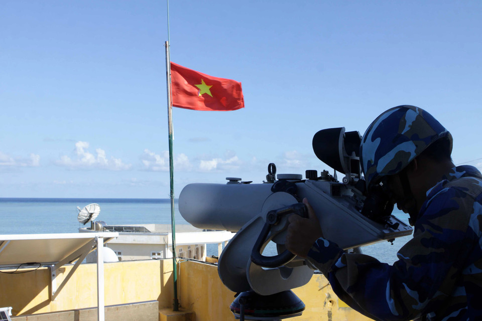 Chiến sỹ canh gác tại đảo Tốc Tan A. (Ảnh: Minh Quyết/TTXVN)