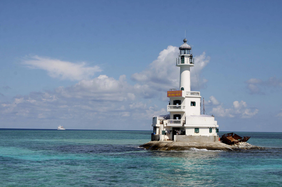 Đèn Hải đăng đảo đá tây B. (Ảnh: Minh Quyết/TTXVN)