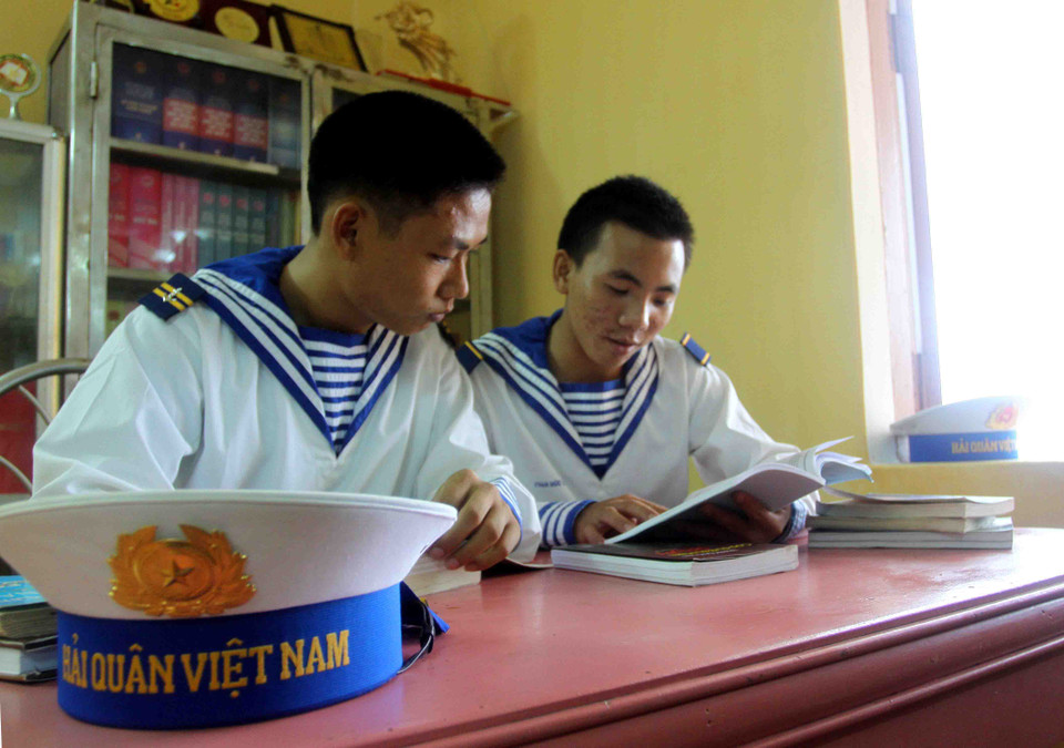 Chiến sỹ đảo Trường Sa đọc sách báo sau giờ tập luyện. (Ảnh: Minh Quyết/TTXVN)