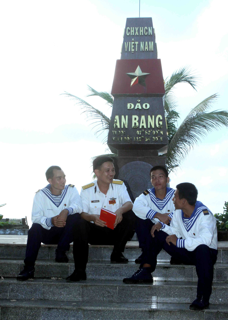 Chiến sỹ đảo Trường Sa giải trí sau giờ tập luyện. (Ảnh: Minh Quyết/TTXVN)