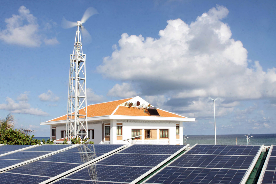 Hệ thống Phong điện và năng lượng mặt trời phục vụ điện sinh hoạt trên đảo. (Ảnh: Minh Quyết/TTXVN)