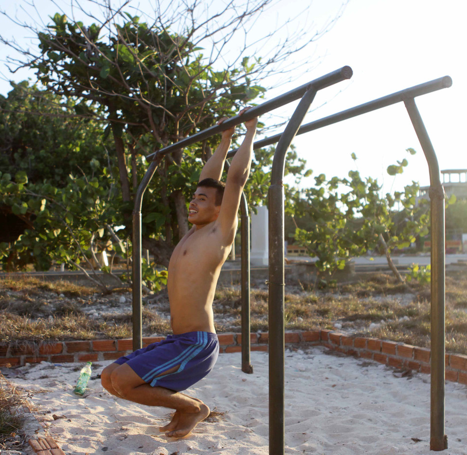 Chiến sỹ Trường Sa tập thể dục rèn luyện sức khỏe. (Ảnh: Minh Quyết/TTXVN)