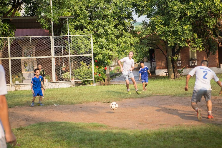 Trận đấu giữa đội bóng nhỏ và đội bóng lớn diễn ra rất căng thẳng. (Ảnh: Tiến Đạt/Vietnam+)
