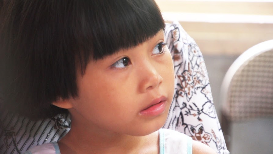 Cô bé này đang rất chăm chú trong suốt buổi giao lưu. (Ảnh: Tiến Đạt/Vietnam+)