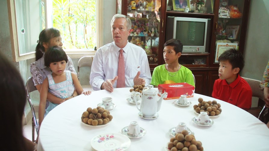 Cũng trong dịp này, ngài đại sứ đã dành thời gian tới thăm gia đình 'nhà mẹ Mai'. Ông rất xúc động khi biết chị Nguyễn Thúy Mai đã nhận nuôi 27 người con tại làng trẻ SOS trong vòng 23 năm qua. (Ảnh: Tiến Đạt/Vietnam+)