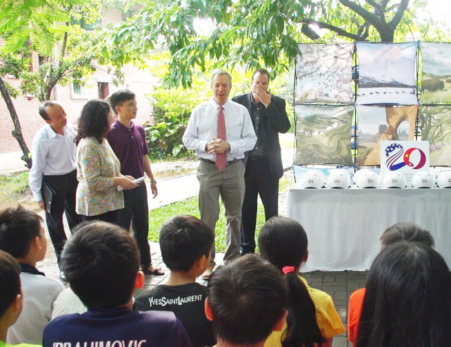 Việc tặng quà diễn ra ngay sau khi trời tạnh mưa. (Ảnh: Tiến Đạt/Vietnam+)