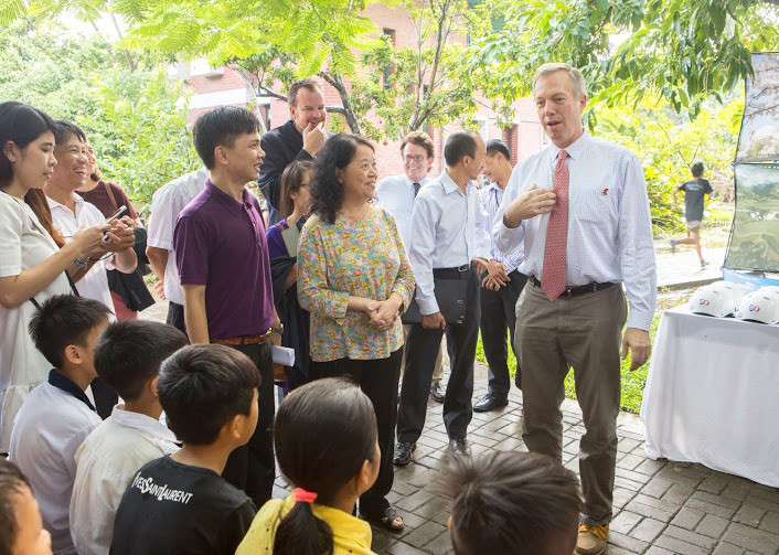 Ngài đại sứ giải thích về tầm quan trọng của việc đội mũ bảo hiểm khi lưu thông trên đường. Ông luôn nhấn mạnh sinh mạng của mỗi em nhỏ đều rất quý giá, vì vậy hãy có cách bảo vệ đúng đắn. (Ảnh: Tiến Đạt/Vietnam+)