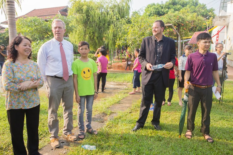 Chia tay nhà cô Mai, ngài đại sứ tiếp tục tham gia vào các hoạt động vui chơi ngoài trời cùng các em nhỏ như đá bóng, nhảy dây… (Ảnh: Tiến Đạt/Vietnam+)