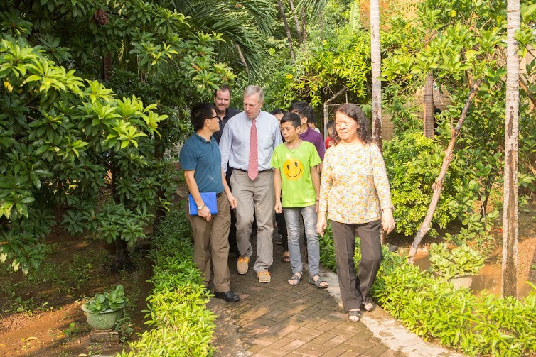 Chuyến thăm và tặng quà của đại sứ Mỹ tại làng trẻ SOS diễn ra thành công tốt đẹp, ông chia sẻ sẽ còn tiếp tục quay trở lại và giúp đỡ các em nhỏ nhiều hơn nữa trong thời gian tới. (Ảnh: Tiến Đạt/Vietnam+)