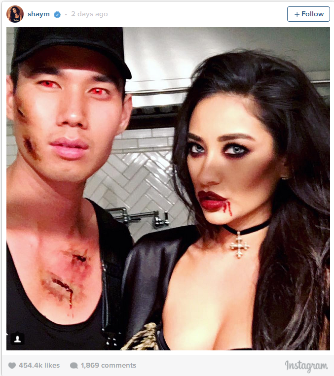 Diễn viên của 'Pretty Little Liars' - Shay Mitchell (phải) với lối trang điểm sắc lạnh - u ám của một thây ma.