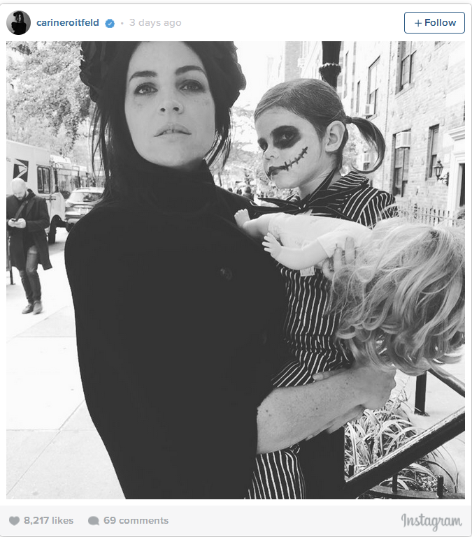 Người mẫu Julia Restoin Roitfeld cùng cô con gái nhỏ cũng hóa thân thành những nhân vật trong phim hoạt hình 'Nightmare Before Christmas.'