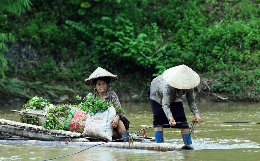 Dù biết đến mối nguy hiểm, nhưng người dân không còn cách nào khác là phải liều mình đánh đu tính mạng với tử thần. (Ảnh: Phan Tuấn Anh/TTXVN)