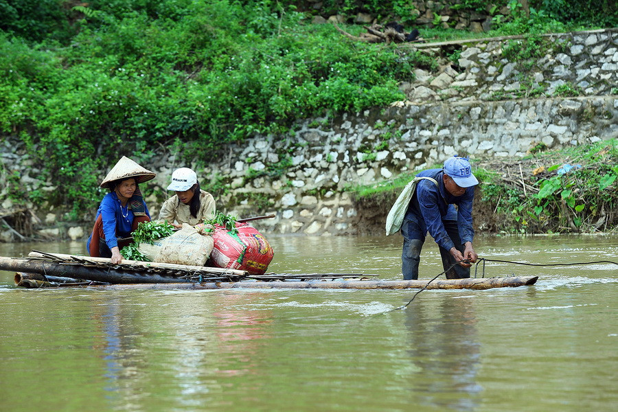 Đặc biệt nguy hiểm hơn, vào mùa mưa lũ, dòng suối Nậm Hua rộng hơn 20m trở nên dữ dằn với dòng chảy mạnh, xiết. (Ảnh: Phan Tuấn Anh/TTXVN) 