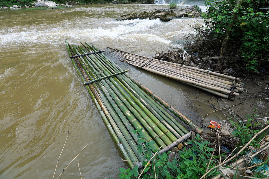 Những chiếc bè mảng của người dân để di chuyển qua suối. (Ảnh: Phan Tuấn Anh/TTXVN)