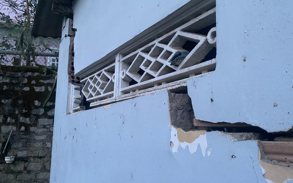 Vụ sạt lở tạo ra nhiều vết nứt lớn cho nhiều ngôi nhà, đe dọa tính mạng người dân. (Ảnh: Ngọc Dũng/TTXVN)