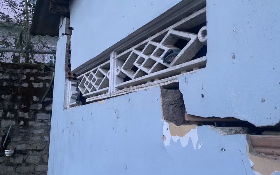 Vụ sạt lở tạo ra nhiều vết nứt lớn cho nhiều ngôi nhà, đe dọa tính mạng người dân. (Ảnh: Ngọc Dũng/TTXVN)