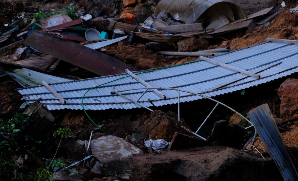 Đoạn sạt lở tạo thành một lòng chảo, chôn vùi rất nhiều đồ đạc. (Ảnh: Ngọc Dũng/TTXVN)