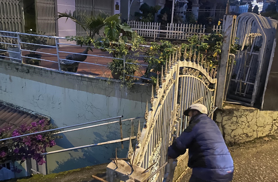 Cơ quan chức năng thành phố Đà Lạt đã đến phong tỏa hiện trường, di dời 7 hộ dân dọc mặt đường đèo Mimosa đến nơi an toàn. (Ảnh: Ngọc Dũng/TTXVN)