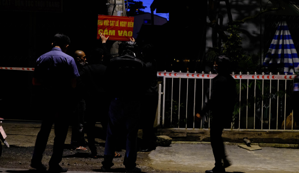 Cơ quan chức năng thành phố Đà Lạt đã đến phong tỏa hiện trường, di dời 7 hộ dân dọc mặt đường đèo Mimosa đến nơi an toàn. Ảnh: Ngọc Dũng/TTXVN)