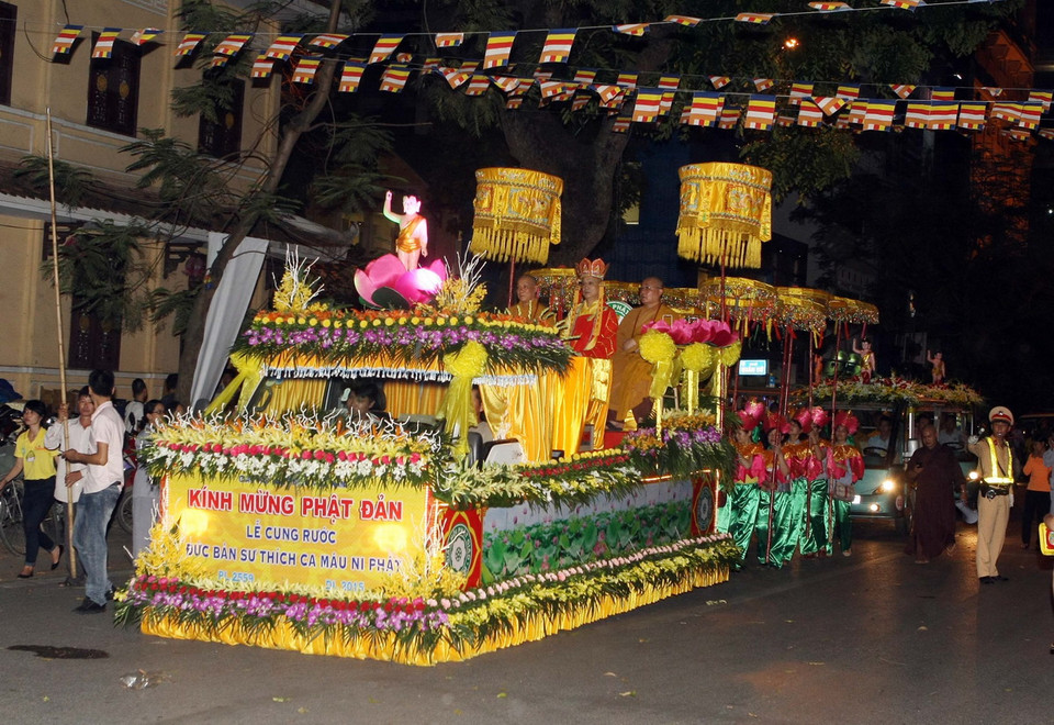 Rước xe hoa, cung nghinh Xá lợi Phật qua phố Lý Thường Kiệt (Hà Nội). (Ảnh: Phạm Kiên/TTXVN)