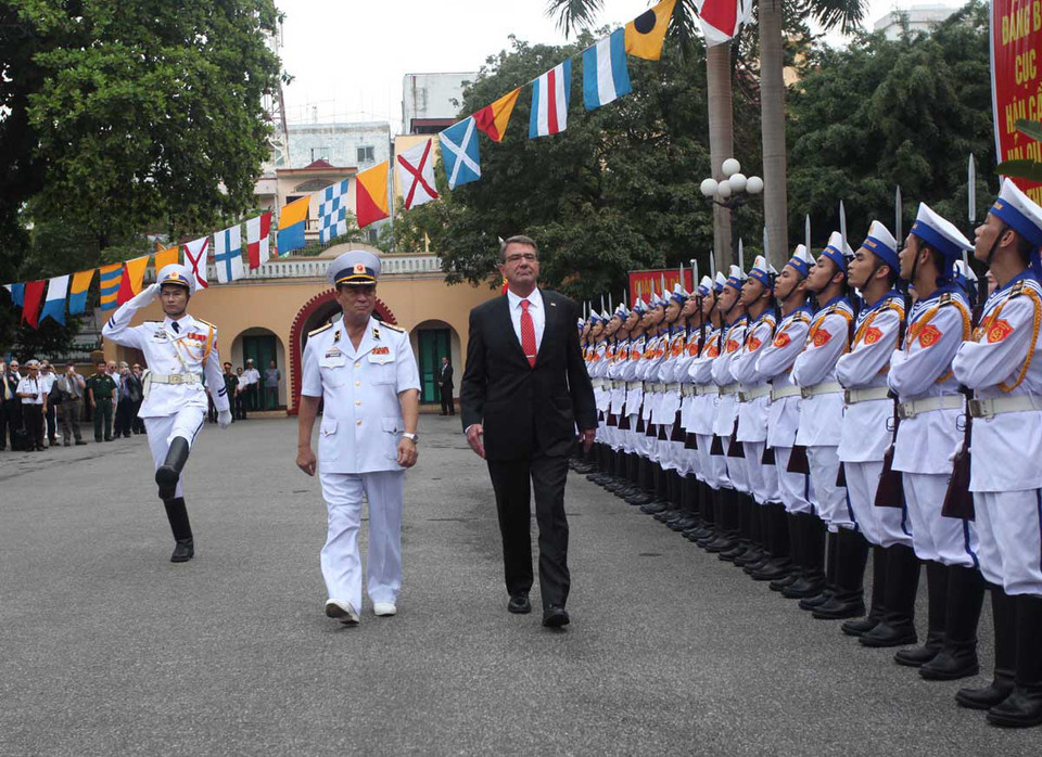 Đố đốc Nguyễn Văn Hiến, Tư lệnh Quân chủng Hải quân và Bộ trưởng Quốc phòng Hoa Kỳ Ashton Carter duyệt đội danh dự tại lễ đón. (Ảnh: Nguyễn Hồng Pha/TTXVN)
