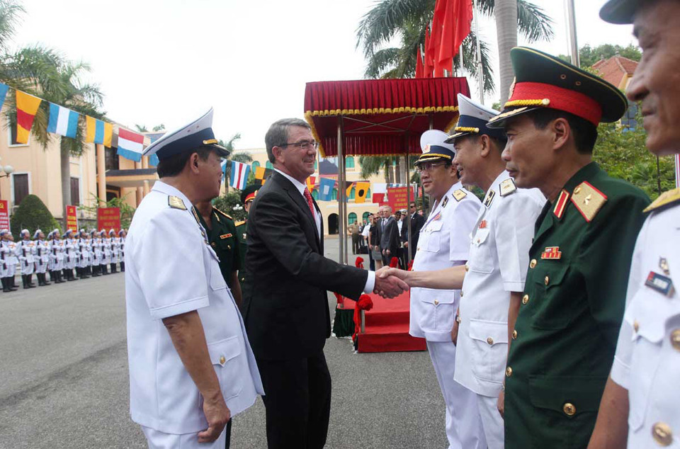 Bộ trưởng Quốc phòng Hoa Kỳ Ashton Carter gặp gỡ các sỹ quan Hải quân Việt Nam. (Ảnh: Nguyễn Hồng Pha/TTXVN)