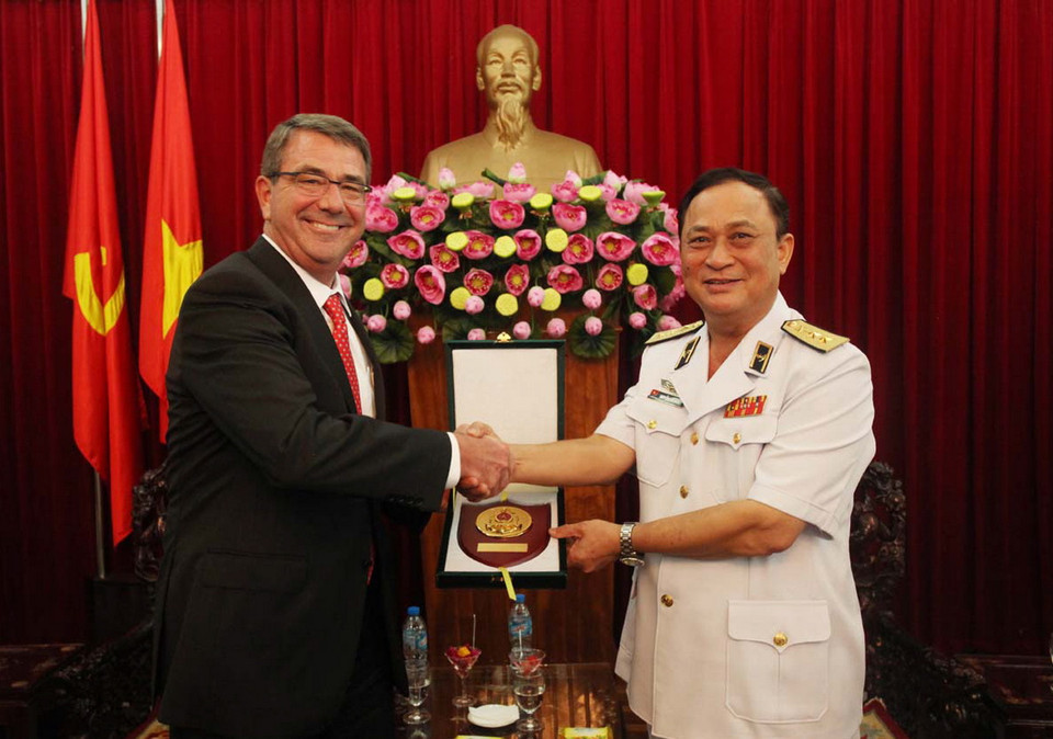 Đố đốc Nguyễn Văn Hiến, Tư lệnh Quân chủng Hải quân trao biểu tượng Hải quân nhân dân Việt Nam tặng Bộ trưởng Quốc phòng Hoa Kỳ Ashton Carter. (Ảnh: Nguyễn Hồng Pha/TTXVN)