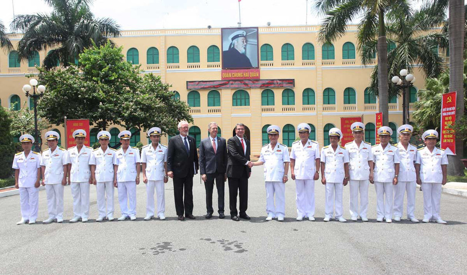 Đố đốc Nguyễn Văn Hiến, Tư lệnh Quân chủng Hải quân và Bộ trưởng Quốc phòng Hoa Kỳ Ashton Carter cùng các sỹ quan Hải quân Việt Nam. (Ảnh: Nguyễn Hồng Pha/TTXVN)