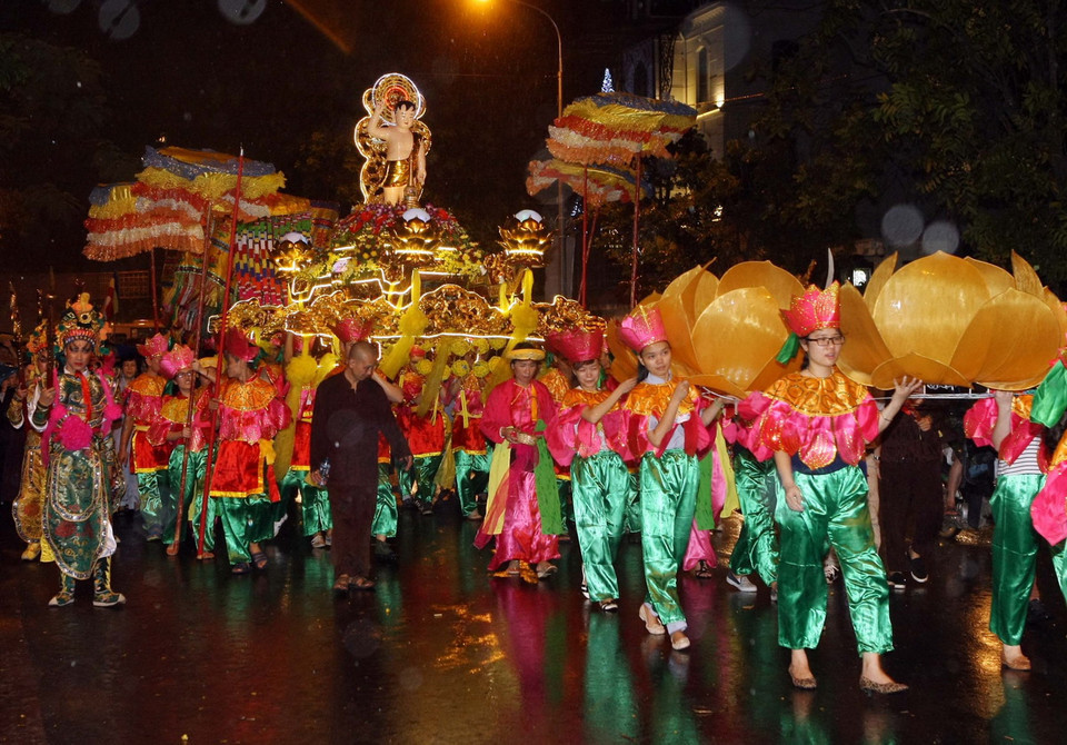 Rước xe hoa, cung nghinh Xá lợi Phật qua phố Bà Triệu (Hà Nội). (Ảnh: Phạm Kiên/TTXVN)