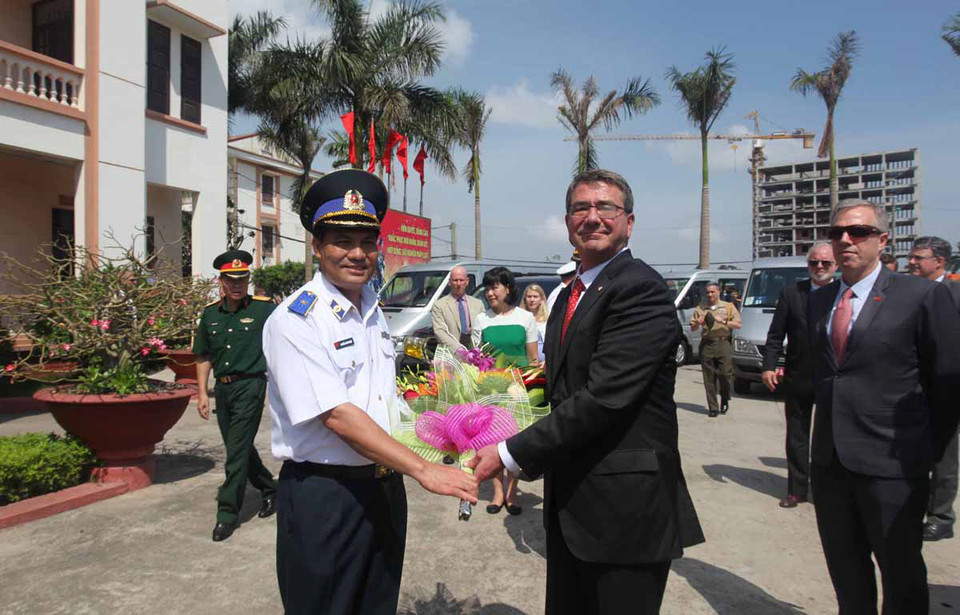 Lãnh đạo Cảnh sát biển Việt Nam chào mừng Bộ trưởng Quốc phòng Hoa Kỳ Ashton Carter tới thăm cán bộ, chiến sỹ Vùng Cảnh sát biển 1. (Ảnh: Nguyễn Hồng Pha/TTXVN)