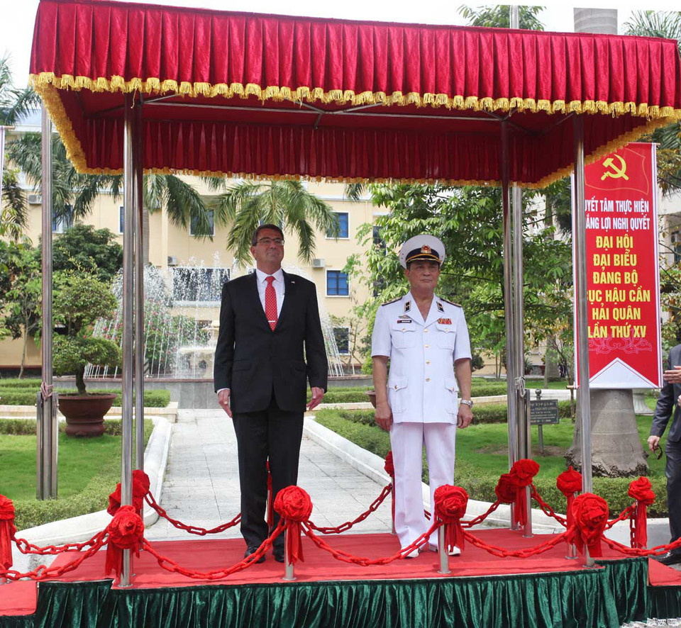 Đố đốc Nguyễn Văn Hiến, Tư lệnh Quân chủng Hải quân và Bộ trưởng Quốc phòng Hoa Kỳ Ashton Carter tại lễ đón. (Ảnh: Nguyễn Hồng Pha/TTXVN)