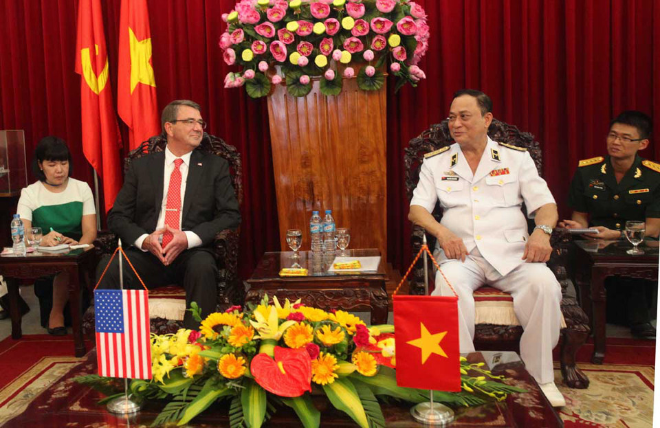 Đố đốc Nguyễn Văn Hiến, Tư lệnh Quân chủng Hải quân tiếp Bộ trưởng Quốc phòng Hoa Kỳ Ashton Carter. (Ảnh: Nguyễn Hồng Pha/TTXVN) 
