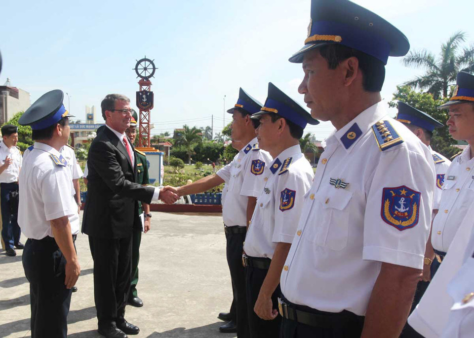 Bộ trưởng Quốc phòng Hoa Kỳ Ashton Carter tại buổi gặp gỡ lực lượng Cảnh sát biển Vùng 1. (Ảnh: Nguyễn Hồng Pha/TTXVN)