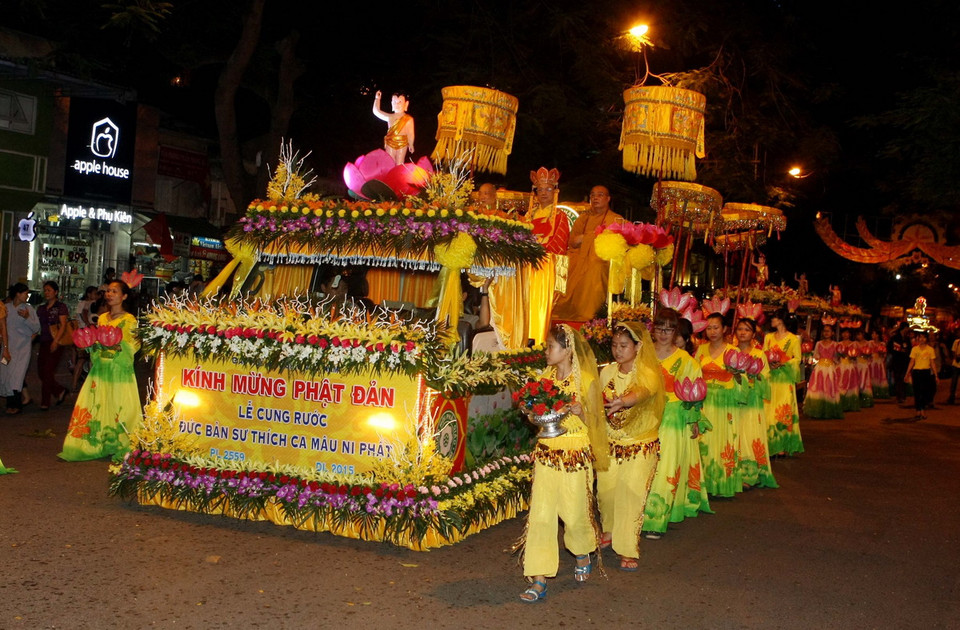 Rước xe hoa, cung nghinh Xá lợi Phật qua phố Lý Thường Kiệt (Hà Nội). (Ảnh: Phạm Kiên/TTXVN)