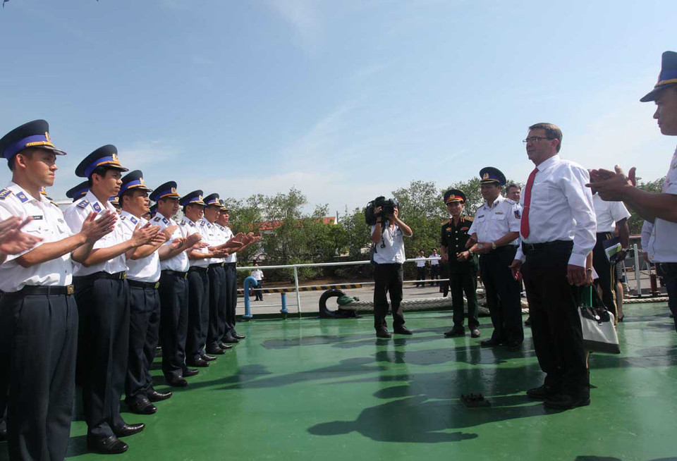 Bộ trưởng Quốc phòng Hoa Kỳ Ashton Carter thăm cán bộ chiến sỹ Tàu cảnh sát biển 8003. (Ảnh: Nguyễn Hồng Pha/TTXVN)