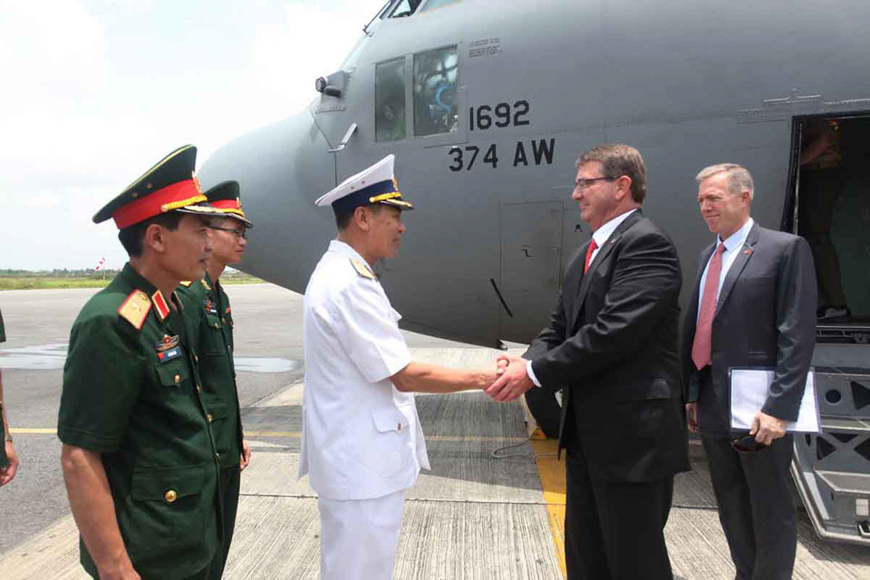 Lãnh đạo Quân chủng Hải quân đón Bộ trưởng Quốc phòng Hoa Kỳ Ashton Carter tới thăm Quân chủng Hải quân. (Ảnh: Nguyễn Hồng Pha/TTXVN)