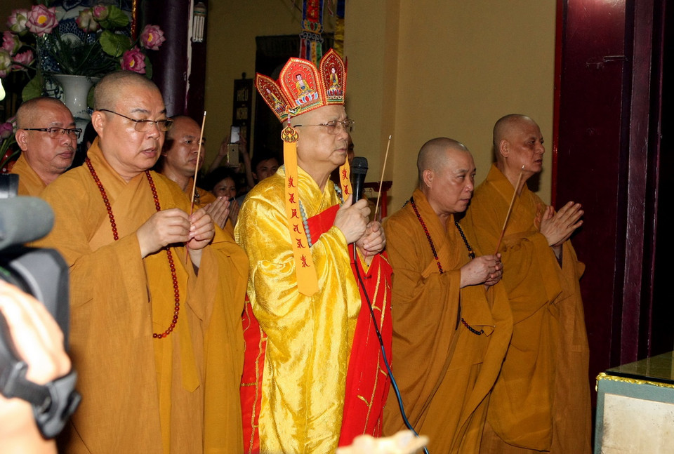  Hòa thượng Thích Thanh Nhã, Phó Trưởng ban Trị sự Thành hội Phật giáo Hà Nội và các Hòa thượng làm lễ cầu nguyện Quốc thái dân an. (Ảnh: Phạm Kiên/TTXVN)