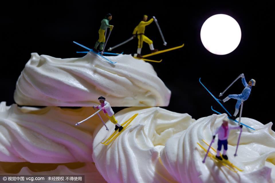 Người nghệ sỹ 36 tuổi đã dành nhiều giờ để tạo hình và chụp ảnh những món đồ chơi chỉ cao có 2cm. (Nguồn: CCTVNews)