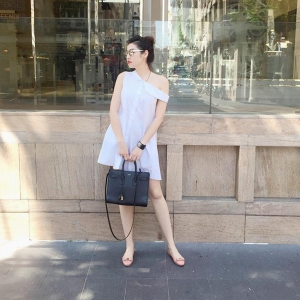 Xuống phố ngày đẹp trời, Á hậu Dương Tú Anh chọn đầm trễ vai màu phấn nữ tính, cuốn hút.