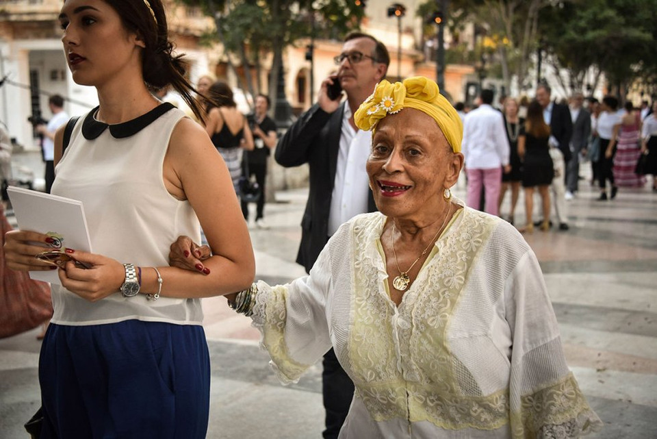 Omara Portuondo, ca sỹ của nhóm Buena Vista Social Club, tới tham dự sự kiện. (Nguồn: ibtimes) 