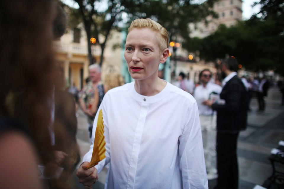 Ngôi sao Tilda Swinton tại sự kiện của Chanel ở Havana. (Nguồn: ibtimes)