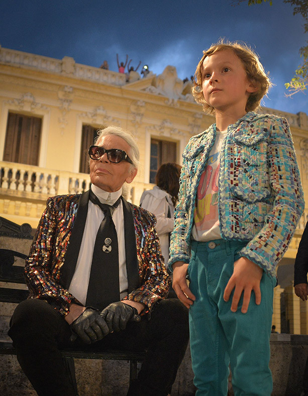 Chủ nhân của sự kiện, ông Karl Lagerfeld đang chụp hình bên cạnh một 'siêu mẫu nhí' ngay trên tuyến phố đi bộ Prado. (Nguồn: ibtimes)