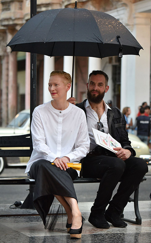 Chủ nhân của giải thưởng Oscar Tilda Swinton cũng xuất hiện tại buổi trình diễn của Chanel. Cô chia sẻ mình chưa từng bao giờ có định tới đây nhưng Chanel đã đưa cô tới và cho cô cơ hội tham dự sự kiện ngàn năm có một này. (Nguồn: ibtimes)