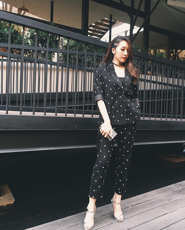 Emily Nguyễn ghi điểm với bộ suit chấm bi nền nã, kết hợp cùng vòng cổ choker mang cảm hứng mới lạ