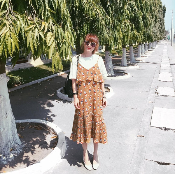 Yến Nhi phối layer (nhiều lớp) áo phông cùng đầm hai dây in họa tiết bắt mắt