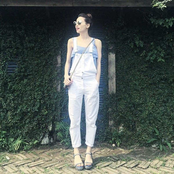 Trong dịp nghỉ lễ vừa qua, chủ nhân bản hit 'Destiny' còn khoe vẻ trẻ trung, cá tính với quần yếm trắng phối cùng áo hai dây. 